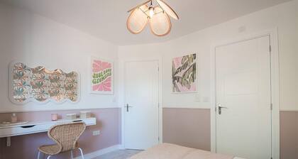 House - Sleeps 6 - Parking - Garden