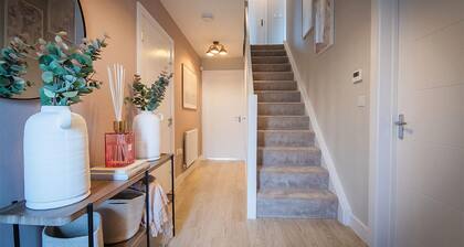 House - Sleeps 6 - Parking - Garden