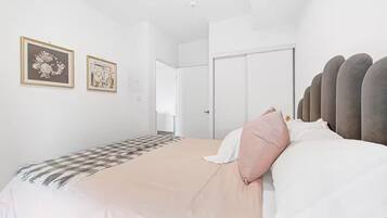 Iron/ironing board, WiFi, bed sheets