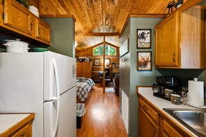 Private kitchen - View  Hot Tub-Sauna-Fire Pit-Fireplace-Honeymoon (Sevierville)