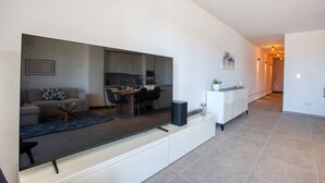 Um apartamento moderno com sala de estar, espaço para refeições e cozinha.