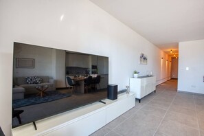 Ein modernes Apartment mit Wohnbereich, Essbereich und Küche.