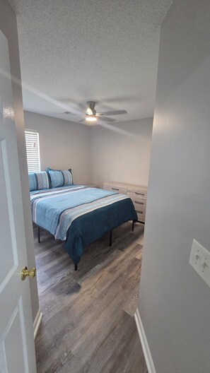 Iron/ironing board, WiFi, bed sheets - Familial 5-bedroom Treasure on Polaris Drive in charming Sumter (Sumter)