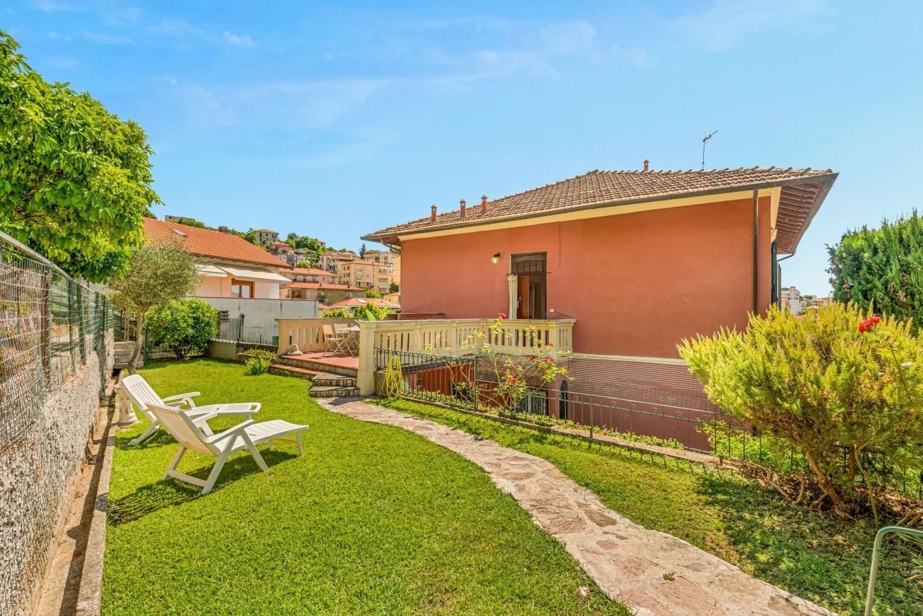 Il s’agit d’une propriété résidentielle dotée d’une pelouse bien entretenue, d’un patio aménagé avec du mobilier d’extérieur et d’un petit jardin.