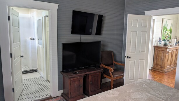 3 bedrooms, iron/ironing board, WiFi, bed sheets - Historic 1908 Ybor City Bungalow (Tampa)