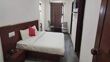 Egyptian cotton sheets, premium bedding, in-room safe, desk