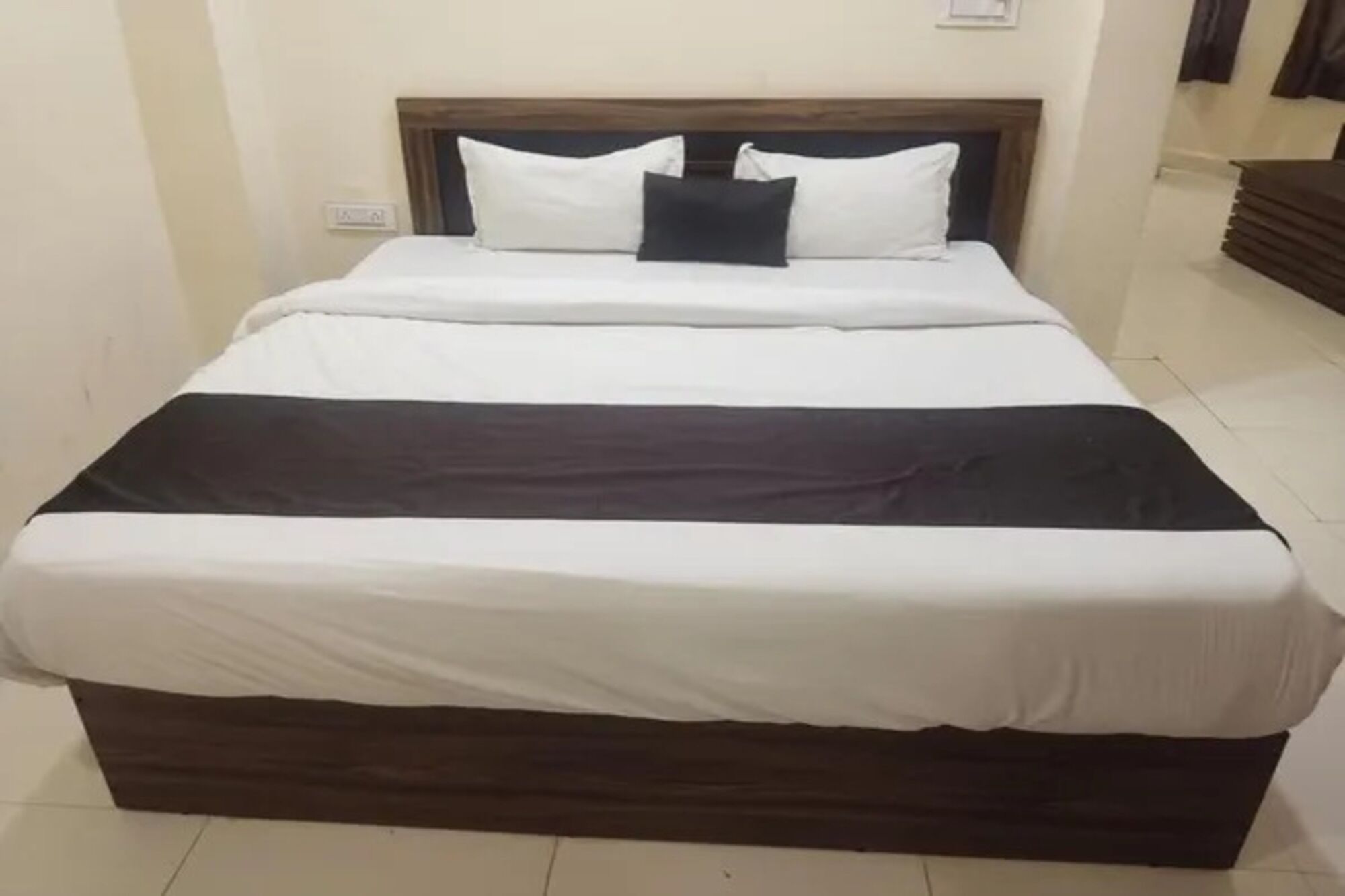 Egyptian cotton sheets, premium bedding, in-room safe, desk
