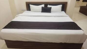 Egyptian cotton sheets, premium bedding, in-room safe, desk