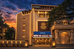 A hotel with a prominent sign for 'Vandana Banquet' and 'Shiv Vandana Inn' with a capacity of 50 to 1500 guests. - Via Shiv Vandana Inn (Mumbai)