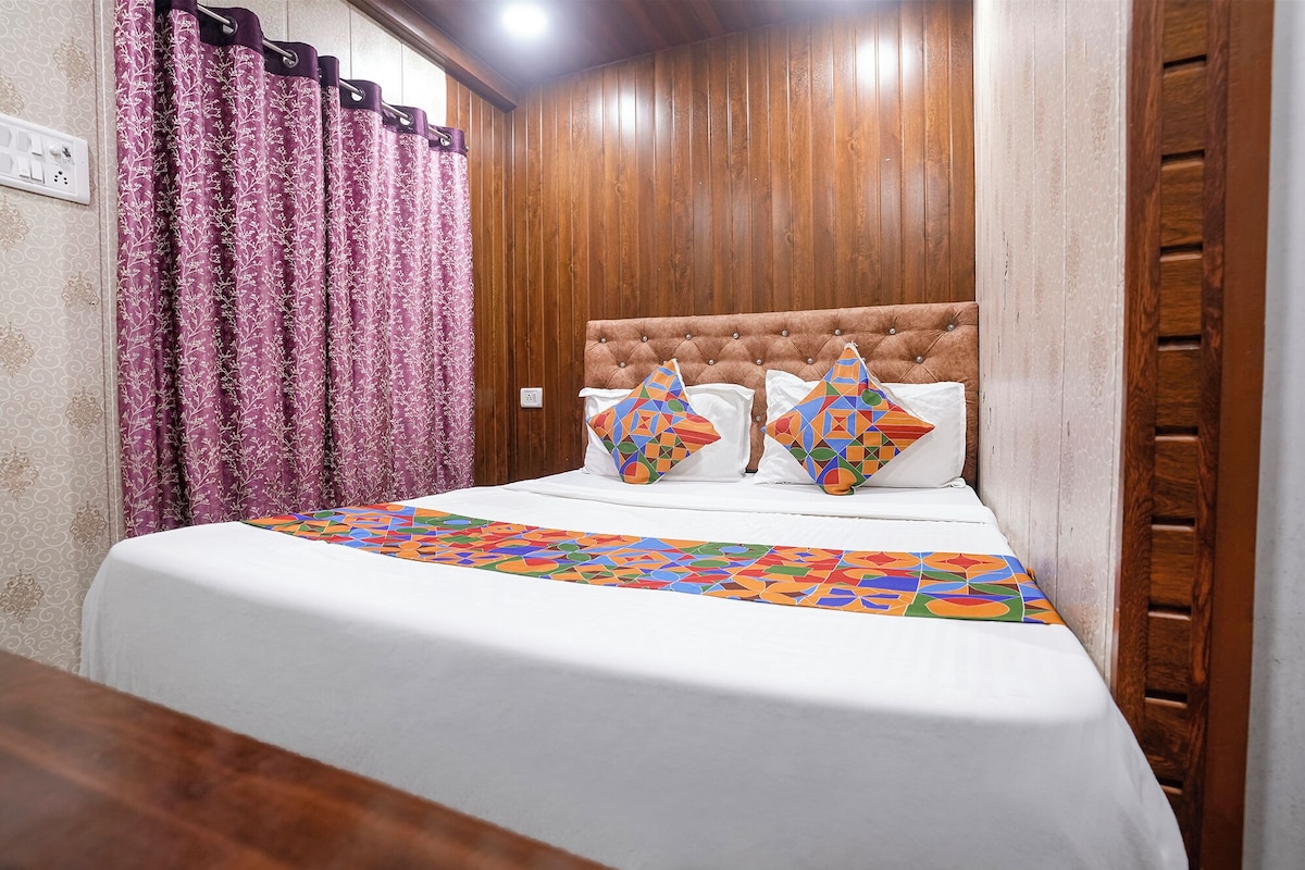 Deluxe Room | Egyptian cotton sheets, premium bedding, in-room safe, desk