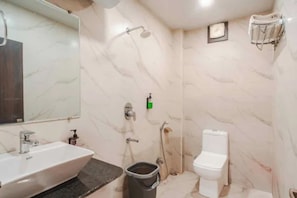 Shower, free toiletries, towels, toilet paper - Fabhotel Asilo Prime (Indore)
