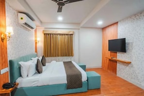Egyptian cotton sheets, premium bedding, desk, free WiFi - Fabhotel Asilo Prime (Indore)