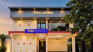 Entrada de un hotel con un letrero para GRG DHAM y FABHOTELS.