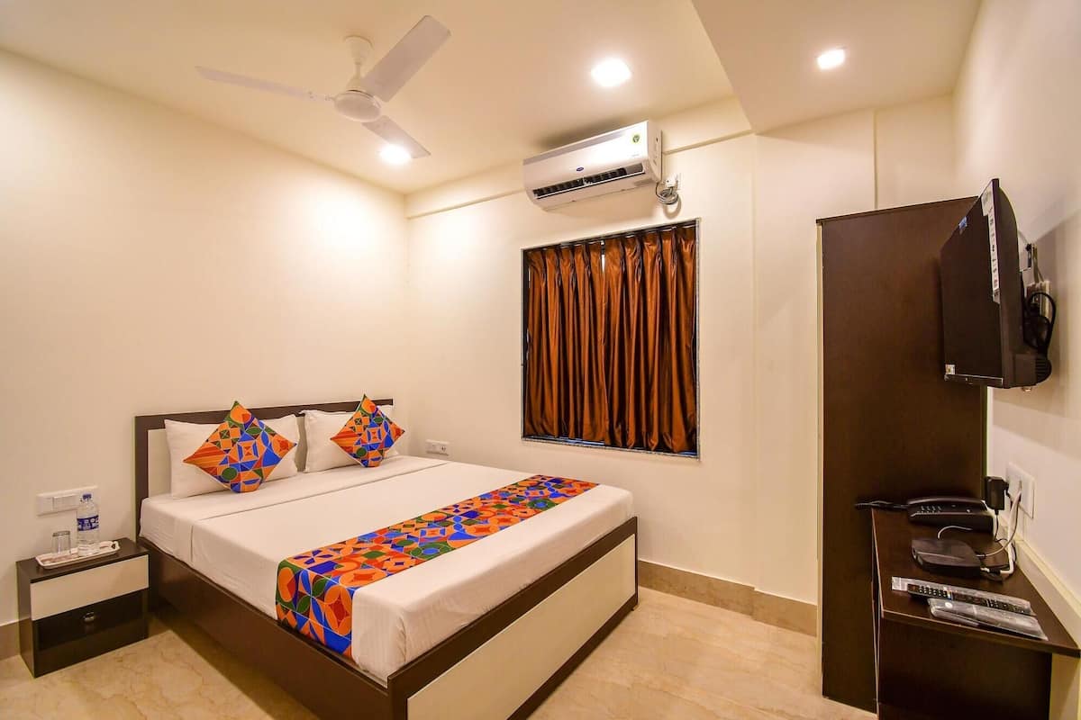 Family Room | Egyptian cotton sheets, premium bedding, desk, free WiFi