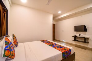 Egyptian cotton sheets, premium bedding, desk, WiFi (free) - FabHotel Moubani Residency (Barasat)