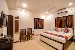 Premium Room | Egyptian cotton sheets, premium bedding, desk, free WiFi - Fabhotel Moubani Residency (Barasat)