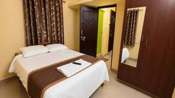 Deluxe Room | Egyptian cotton sheets, premium bedding, in-room safe, desk