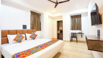 Egyptian cotton sheets, premium bedding, in-room safe, desk