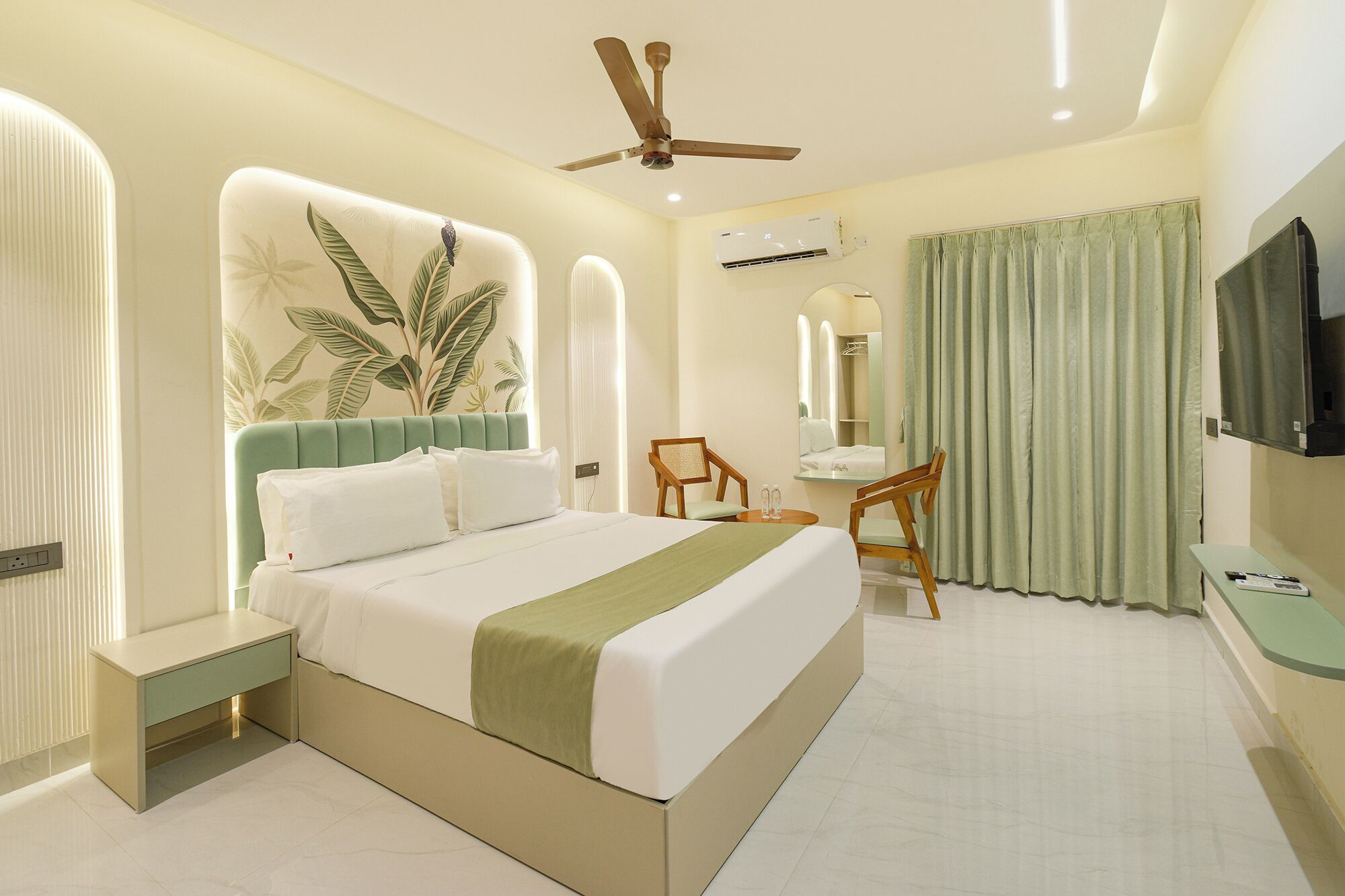 Egyptian cotton sheets, premium bedding, in-room safe, desk