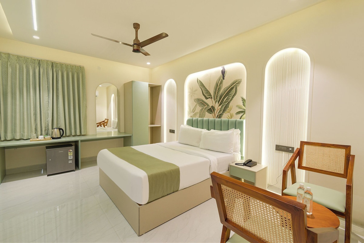 Premium Room | Egyptian cotton sheets, premium bedding, in-room safe, desk