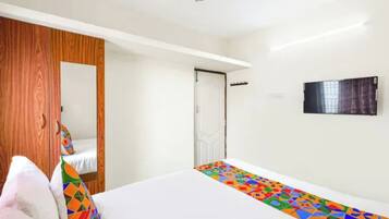 Egyptian cotton sheets, premium bedding, in-room safe, desk