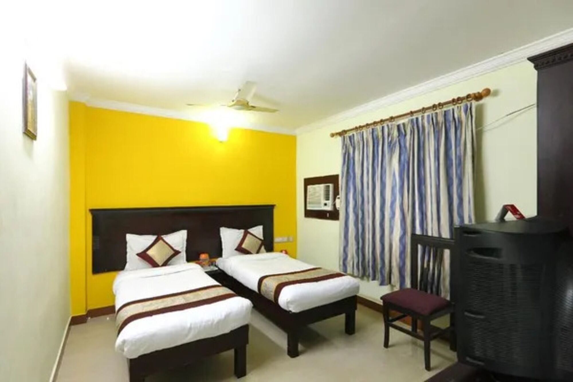 Egyptian cotton sheets, premium bedding, in-room safe, desk
