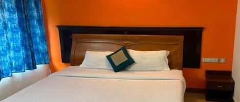 Deluxe Room | Egyptian cotton sheets, premium bedding, in-room safe, desk