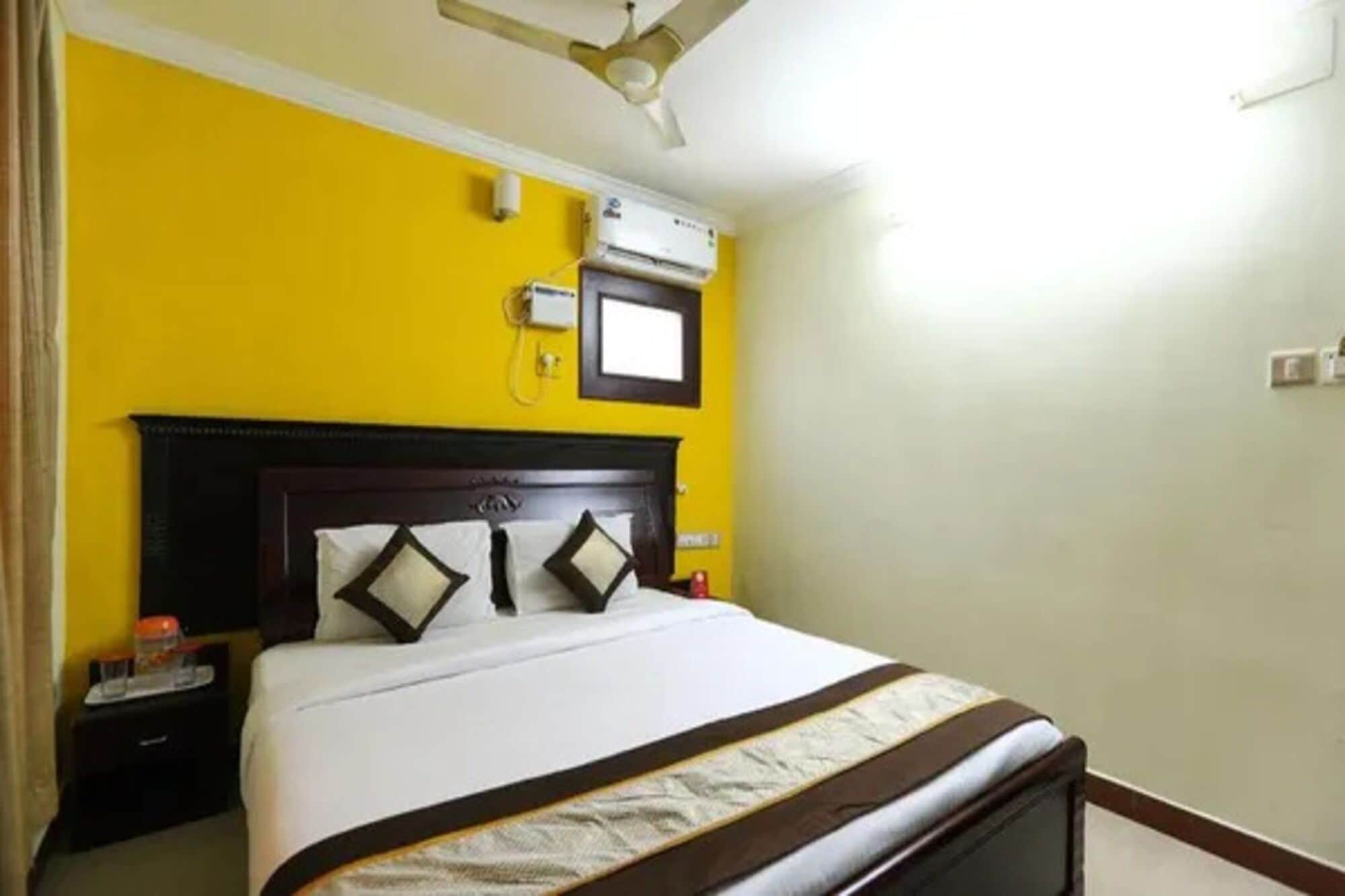 Egyptian cotton sheets, premium bedding, in-room safe, desk