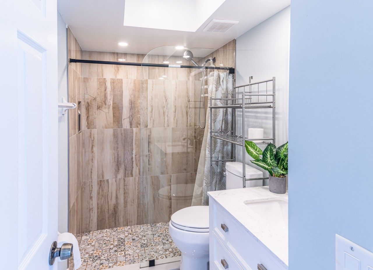 Ein modernes Badezimmer mit Dusche, Toilette und Waschbecken.