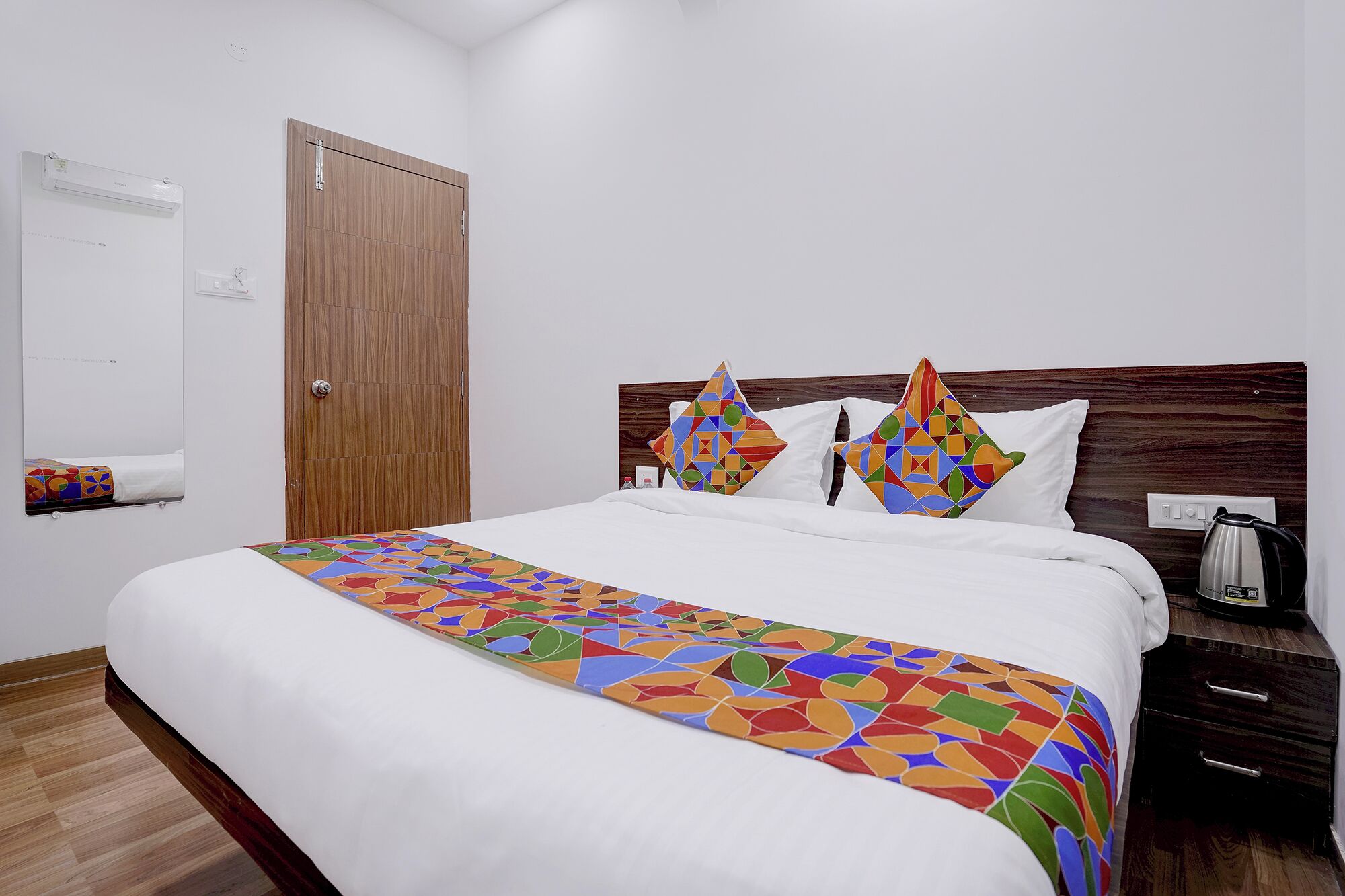 Egyptian cotton sheets, premium bedding, in-room safe, desk