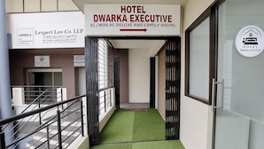 Un pasillo de hotel con un letrero que indica 'Hotel Dwarka Executive' y un letrero que dice 'Lexpert Law Co. LLP'.
