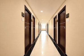 Un pasillo de hotel con puertas numeradas 409 y 410, que dan a las habitaciones.