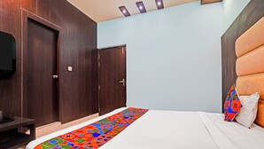 Ein Hotelzimmer mit einem Bett, einem Kleiderschrank und einem Fernseher.