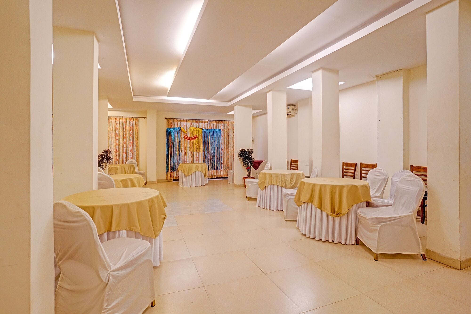 Une chambre d’hôtel avec un grand lit, une table de chevet et une fenêtre.