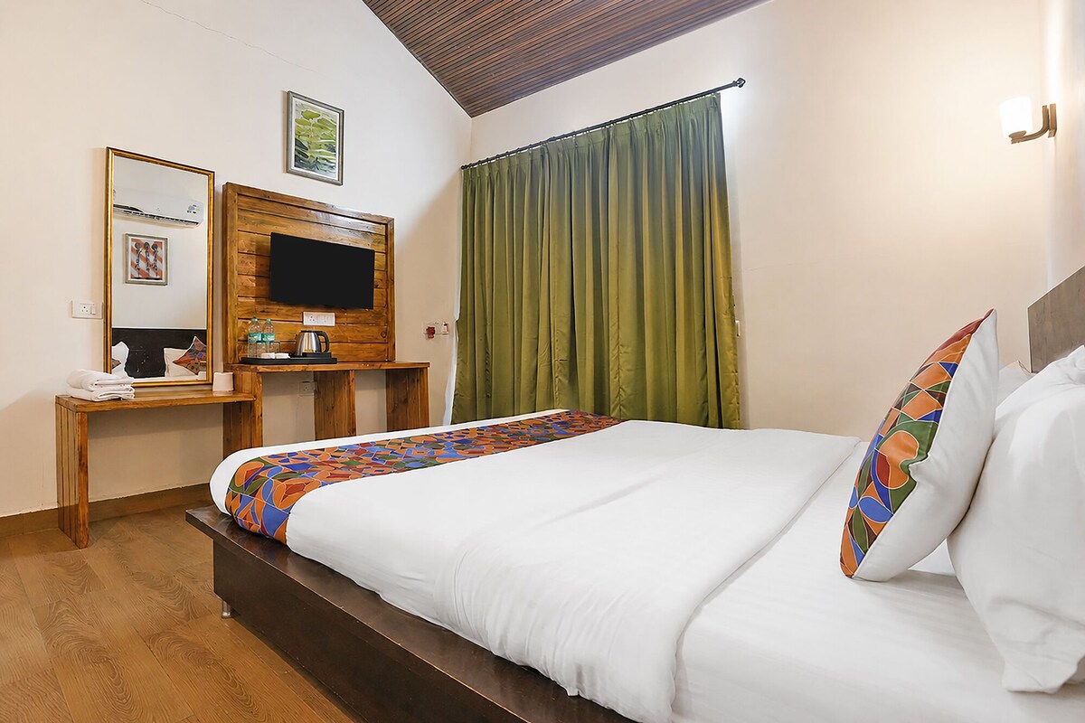 Premium Room | Egyptian cotton sheets, premium bedding, in-room safe, desk