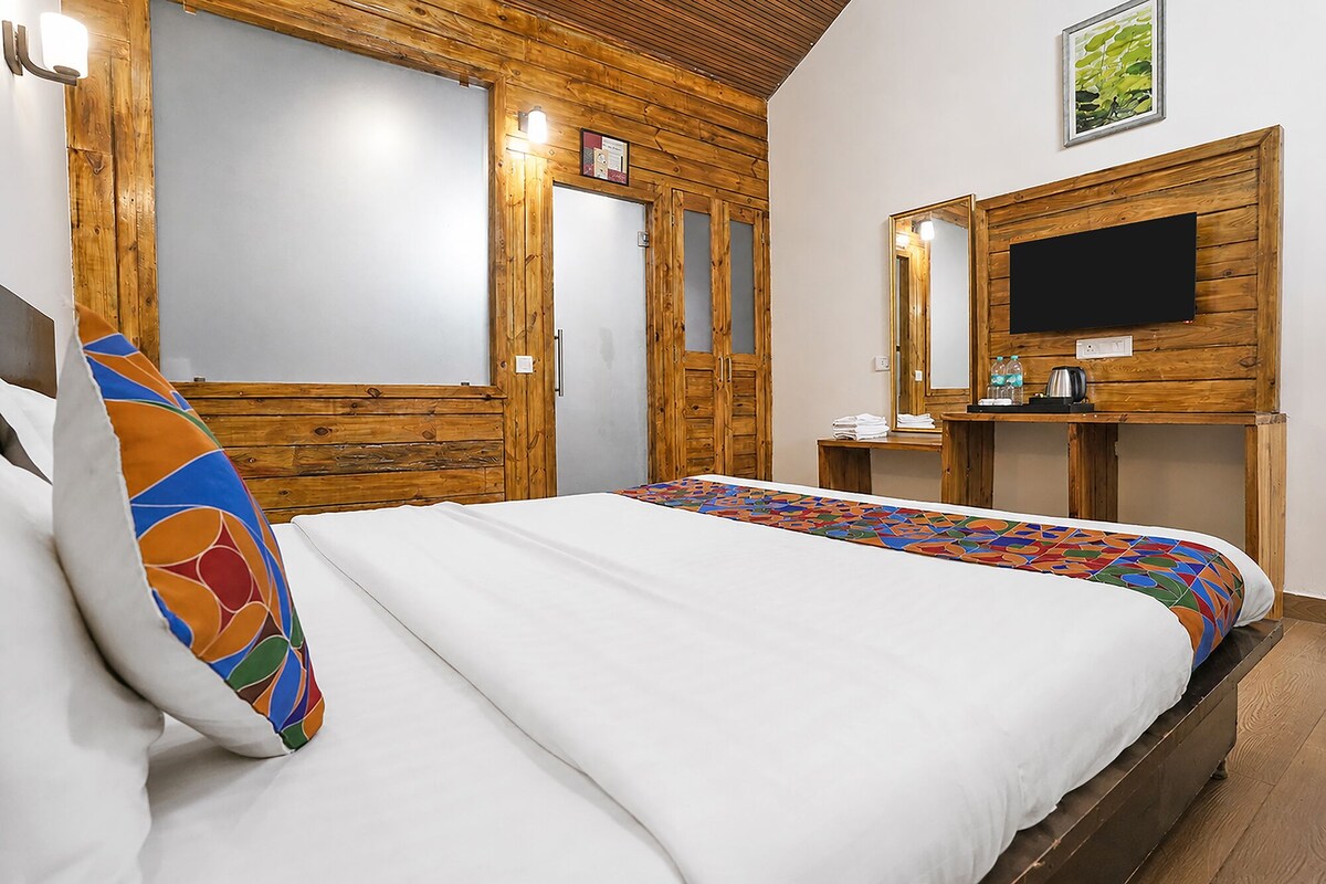 Deluxe Room | Egyptian cotton sheets, premium bedding, in-room safe, desk