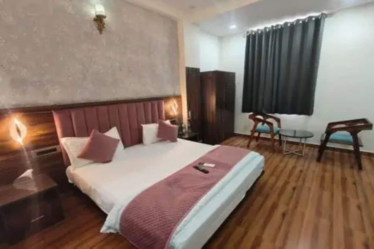 Premium Room | Egyptian cotton sheets, premium bedding, in-room safe, desk