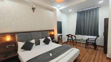 Egyptian cotton sheets, premium bedding, in-room safe, desk