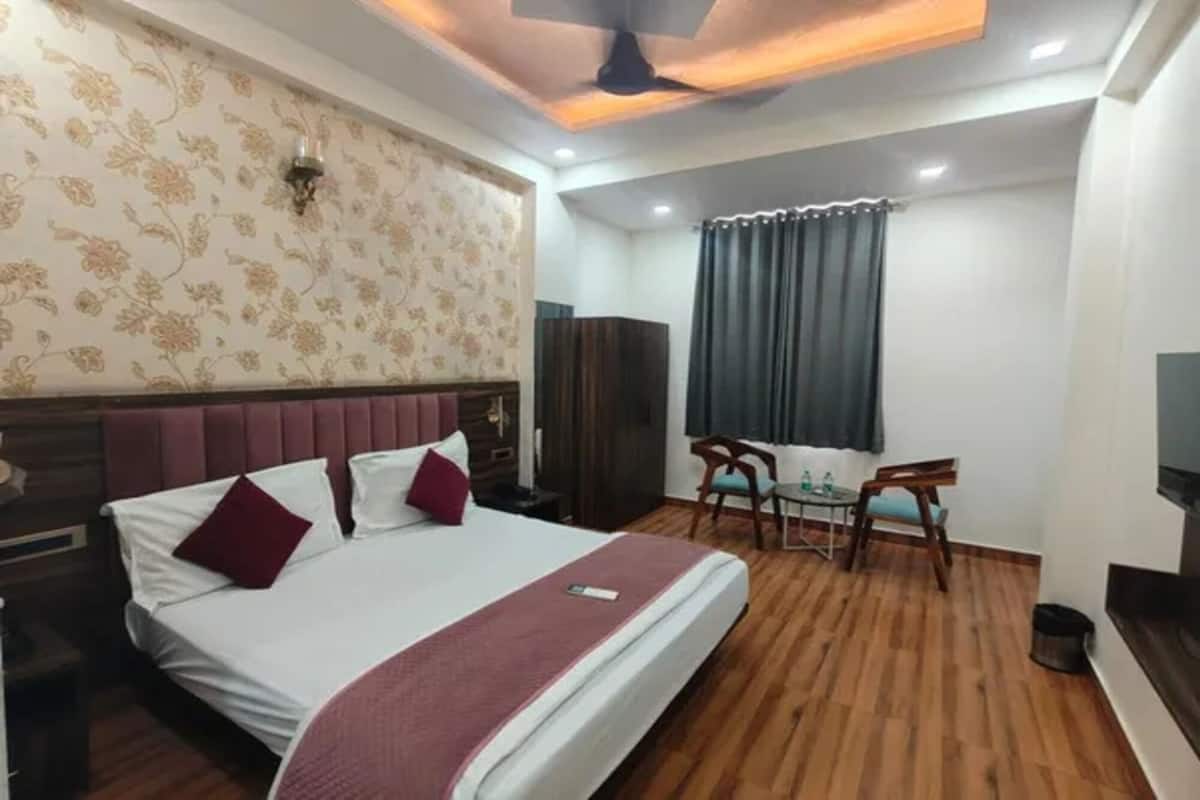 Deluxe Room | Egyptian cotton sheets, premium bedding, in-room safe, desk