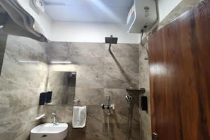 Shower, rainfall showerhead, free toiletries, towels - Fabhotel Down Town (Jaipur)