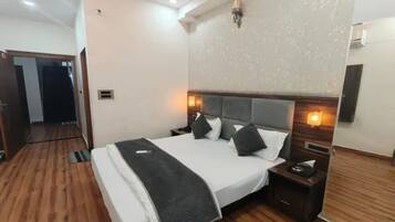 Egyptian cotton sheets, premium bedding, in-room safe, desk