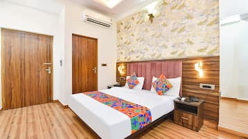 Egyptian cotton sheets, premium bedding, in-room safe, desk