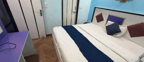 Egyptian cotton sheets, premium bedding, in-room safe, desk