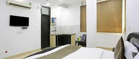 Egyptian cotton sheets, premium bedding, in-room safe, desk