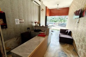 Lobby sitting area - Fabhotel Prime Stay Inn (Jaipur)