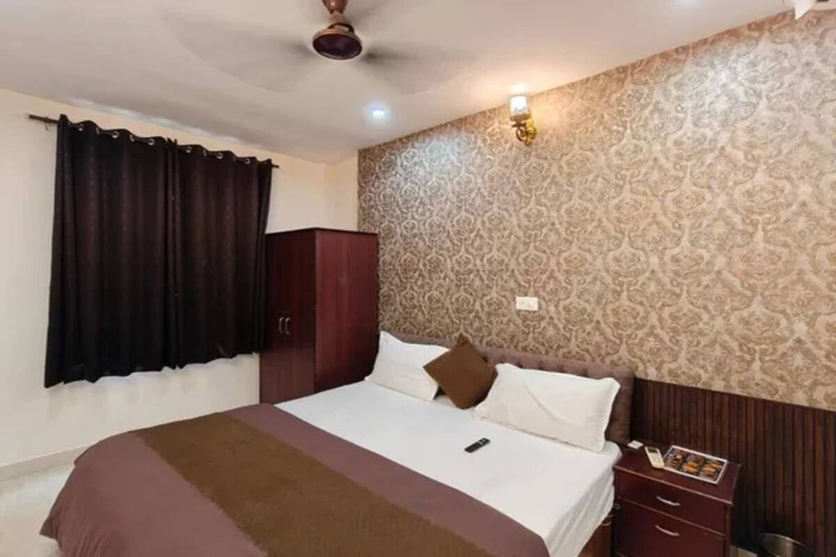 Premium Room | Egyptian cotton sheets, premium bedding, in-room safe, desk