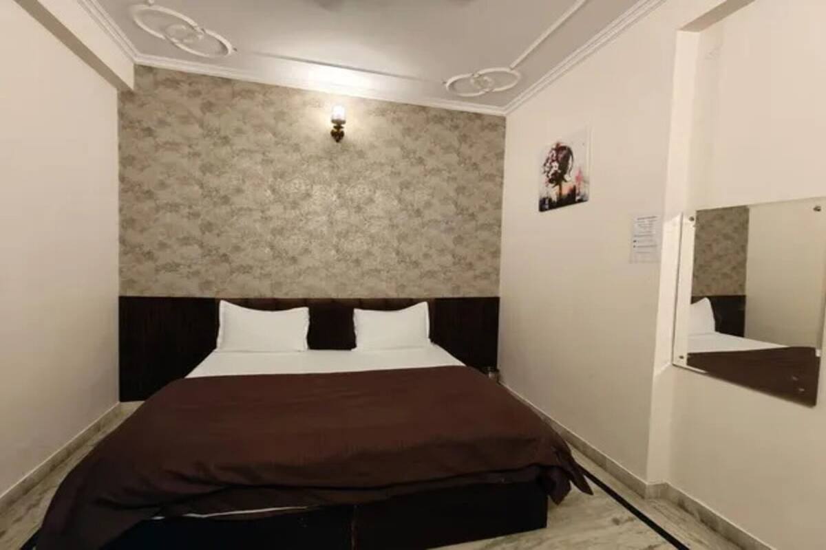 Deluxe Room | Egyptian cotton sheets, premium bedding, in-room safe, desk
