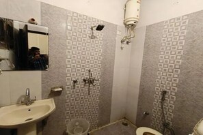 Shower, rainfall showerhead, free toiletries, towels - Fabhotel Prime Stay Inn (Jaipur)