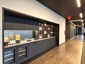 Eine moderne Hotelhalle mit einer langen Rezeption, integriertem Stauraum und einem sauberen, glänzenden Boden.