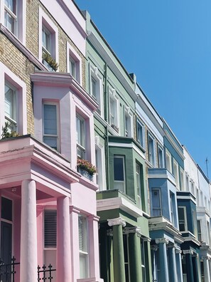 A row of colorful terraced houses with distinct architectural styles and balconies. - Luxury flat in Notting Hill, 4 mins Portobello Market. 3 large double beds. (London)